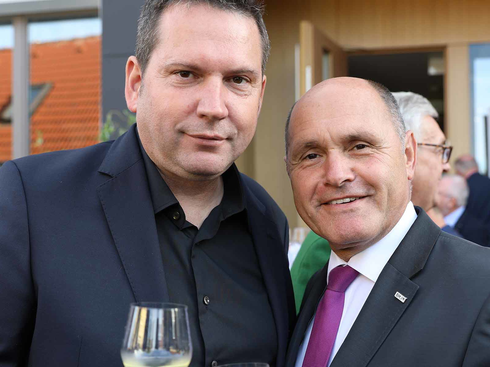 Winzer des Jahres Anton Bauer mit Innenminister Wolfgang Sobotka.