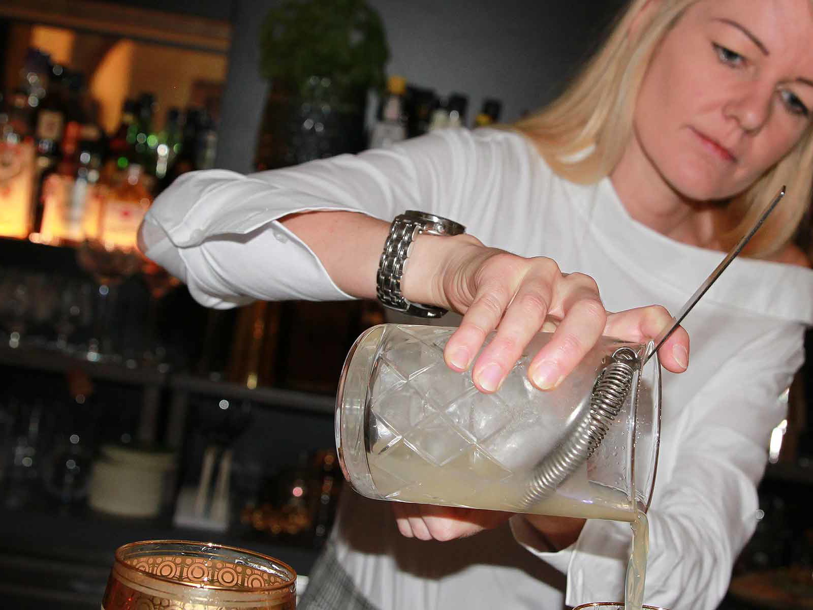 Andrea Hörzer bei der Zubereitung des Drinks »Martha Kaiser«