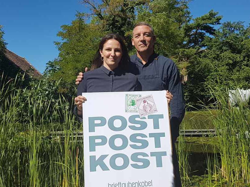 Barbara Eselböck und Alain Weissgerber präsentieren das Pop-Up-Sujet.