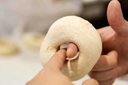 Zwei-Finger-Technik beim Bagel-Formen
