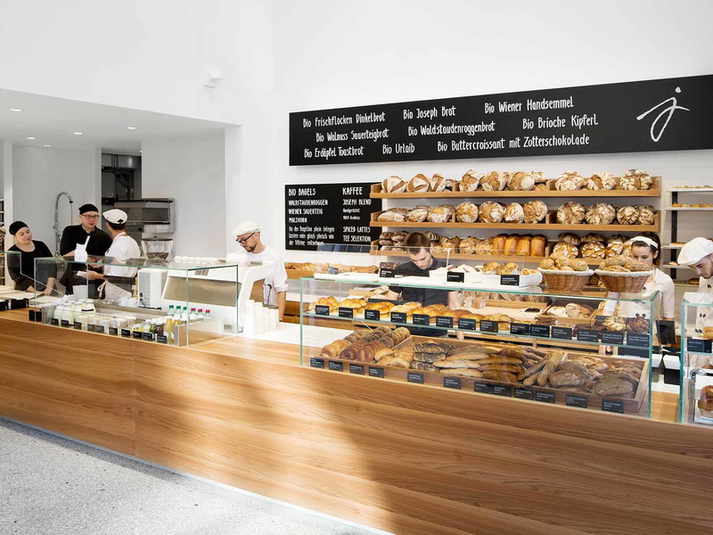 Neben den Bagels gibt es das volle Sortiment aus Josephs Brotmanufaktur.