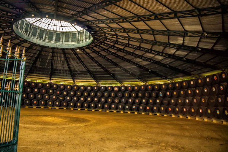 In turmhohen Stapeln von zigtausend Holzfässern reifen in der von Gustav Eiffel entworfenen Bodega «La Concha» die fortizifierten Grundweine heran.