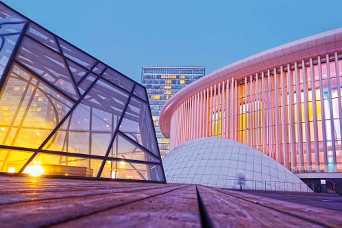 Die Philharmonie liegt nur wenige Kilometer von der Altstadt entfernt im Stadtteil Kirchberg.
