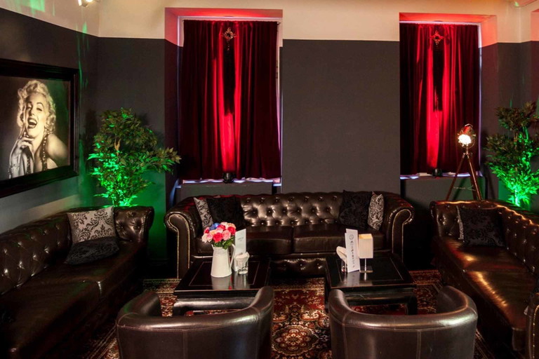 Opulente Chesterfield Sofas im Speakeasy Club