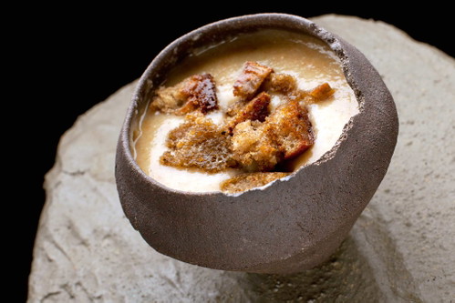 Rustikale Brotsuppe, im »Food Think Tank« modern angerichtet.