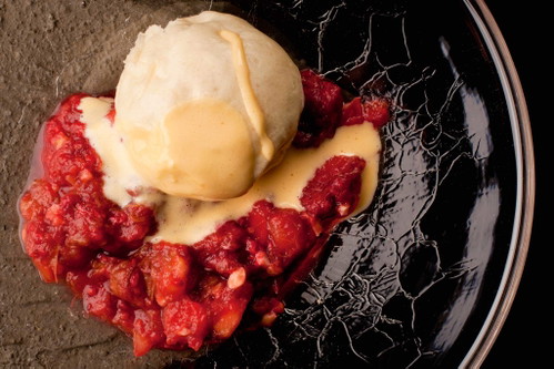 Pampuchy (Dampfnudeln) haben in Polen Tradition. Im »Food Think Tank« werden sie mit Bratapfel und Rhabarber serviert.