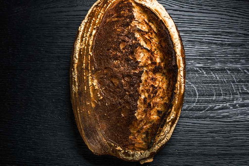 Ausgezogenes mit schwarzem Knoblauch, Weizensauerteigbrot (rechts).