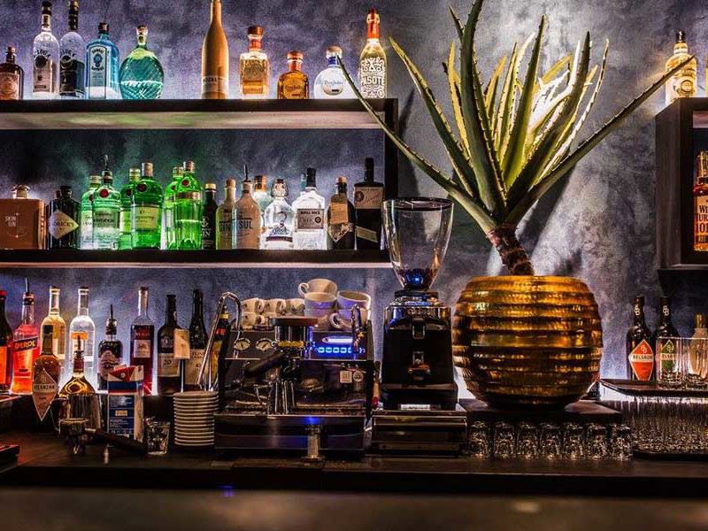 Die elegante Bar hat sich auf Highballs spezialisiert.