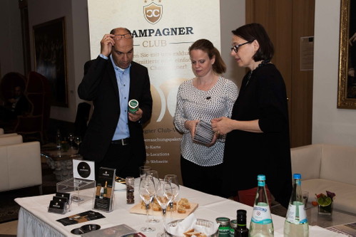 Der Champagner Club stand ebenfalls mit Häppchen bereit.