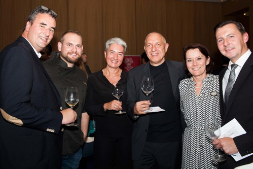 v.l.n.r.: Tobias Ludowigs, Geschäftsführer »Brasserie Stadthaus«,&nbsp;Florian Conzen, Chefkoch »Brasserie Stadthaus«, Birgit und Klaus Wählen von der Weinbar Eiskeller in Düsseldorf und Claudia Roman Navarro, Verlagsleitung Falstaff Deutschland.