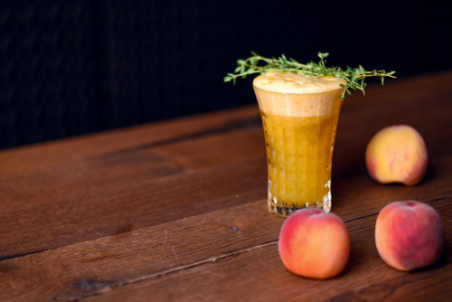 Im Glas: Milchkefir mit Fichtennadeln, Aprikosensaft und Kombu-Alge.