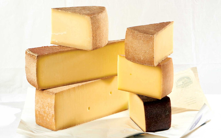 Der Vorarlberger Bergkäse, wie jener aus der Sennerei Schnifis, ist für seine würzige Aromatik bekannt.