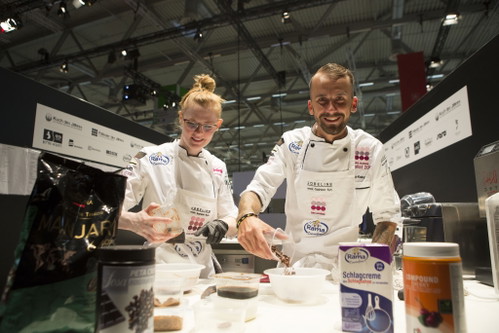 Sieger Mike Kainz mit Assistentin Julia Otto beim Arbeiten.