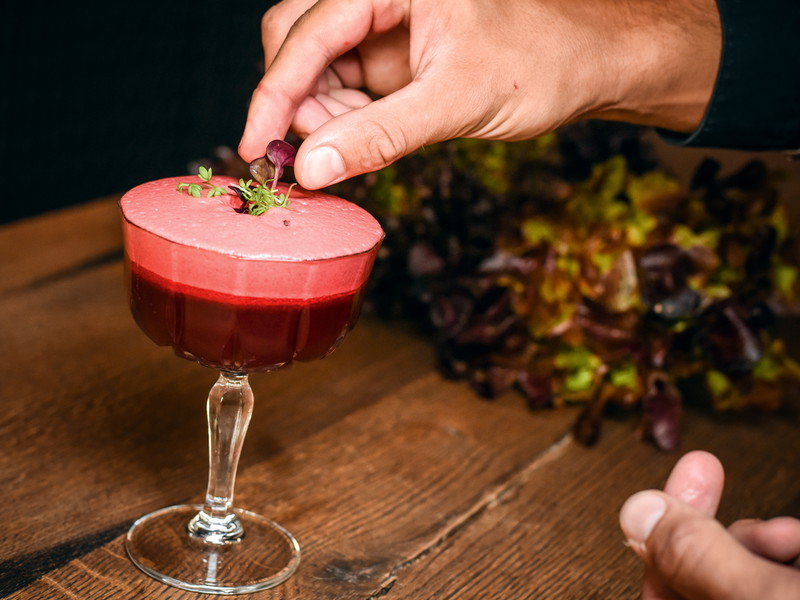 Spannende&nbsp; Kreation: Rübensaft, Heidelbeeren, Rosmarin, Zitronensaft und Zuckersirup passen perfekt zu roten Bittersalaten.