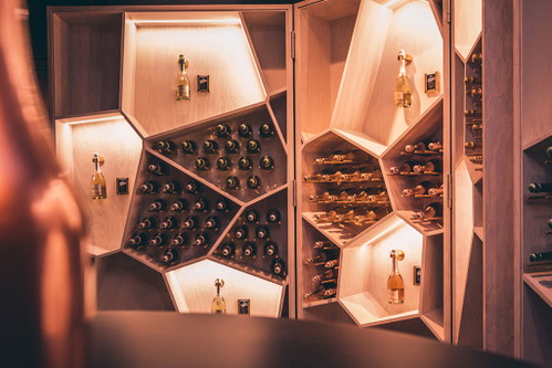 In Voronoi-Retail-Regalen lagern die verschiedenen Schaumweine der geschichtsträchtigen Kellerei.