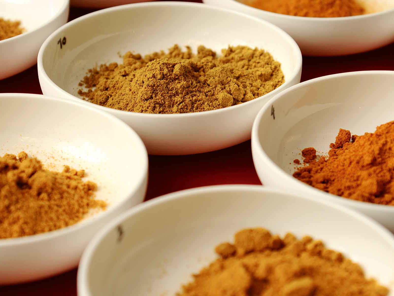 Der Name »Curry« leitet sich vom indischen Wort »kari« ab, was als Bezeichnung für Suppen, Saucen&nbsp; oder Eintöpfe benutzt wird.