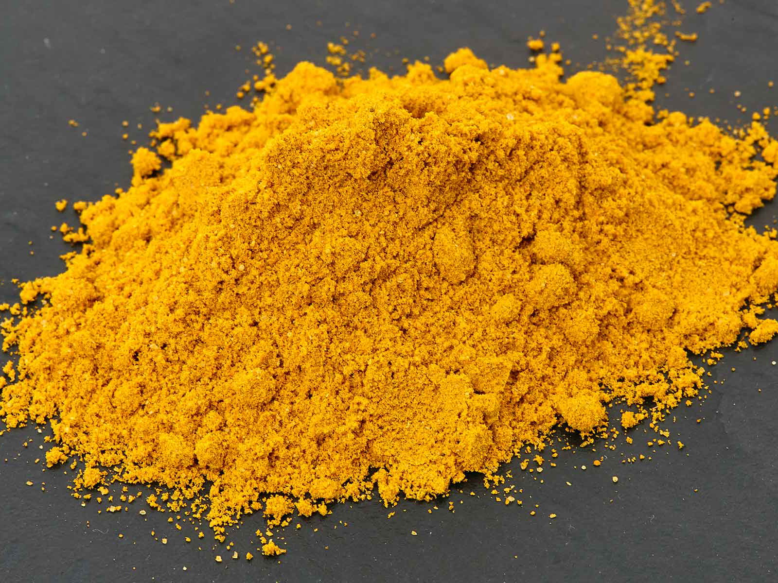 Der Name »Curry« leitet sich vom indischen Wort »kari« ab, was als Bezeichnung für Suppen, Saucen&nbsp; oder Eintöpfe benutzt wird.