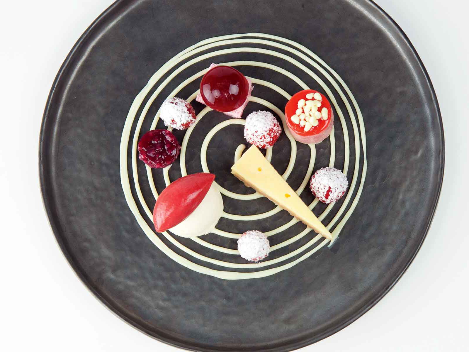 Erdbeervariation aus Mousse, Sorbet, Zitronenkuchen und Limettenparfait.