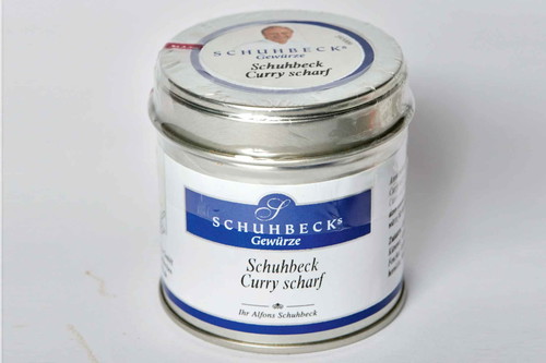 2. Platz, 91 Punkte: Schuhbecks Curry scharfBecher, € 4,20 für 50 g (Kilopreis: € 84,–) Supermärkte, onlineDeutlich dunkelrot in der Farbe, sofort intensiv dunkles Aroma, fast fleischig, definitiv viel Kardamom. Insgesamt sehr würzig, durchaus scharf, wahrscheinlich ein idealer Begleiter von Lamm oder Rind. Intensives Currypulver.