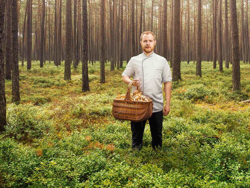 Felix Schneider verarbeitet in seinem »Sosein« in der Nähe von Nürnberg vorwiegend Produkte aus der Region. Und so zieht er gern in den Wald, um Pilze zu sammeln.&nbsp;