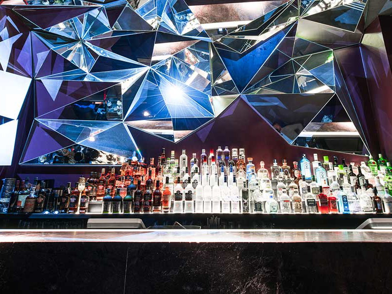 Der Bartresen steht in der neuen Düsseldorfer Bar im Mittelpunkt.