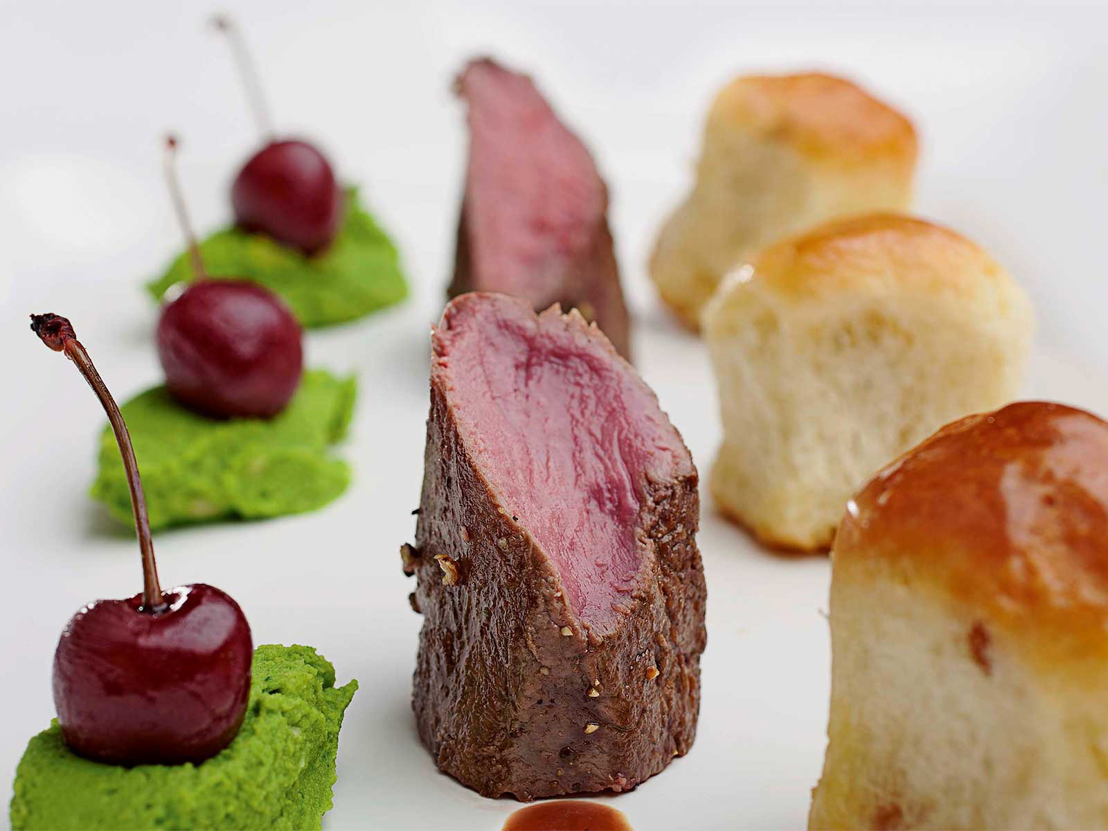 Eine Kreation von Jeremias Riezler aus der »Walsterstuba«: Walser Reh mit eingelegten Schwarzkirschen, Brokkoli-Mandel-Püree und Speck-Rohrnudeln.