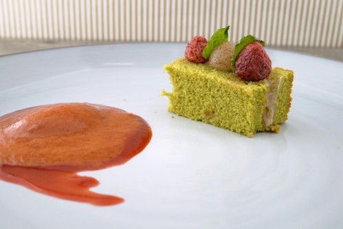 Emil Buland: Zart gebratener Flusswels an lauwarmen Kohlrabibeet mit Tomaten-Gnocchi.