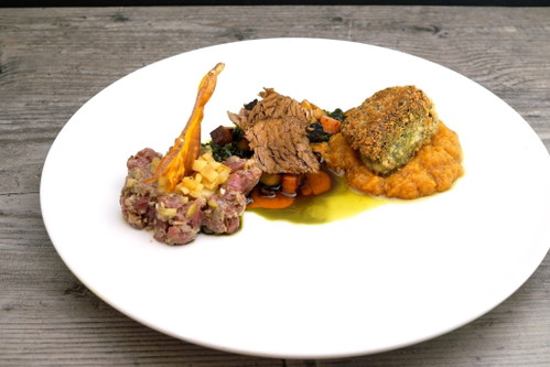 Dorothea Hoffmann: Variation von Brustkern und Süßkartoffel auf Wildkräuter-Kürbiskern-Pesto.