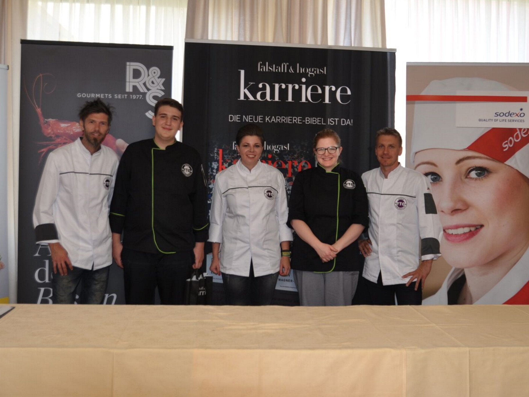 Die Jury mit den zwei Siegern des dritten Pre-Cups Dorothea Hoffmann und Lukas Baumgartner.