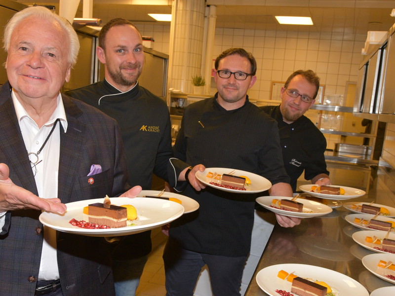 Eckart Witzigmann, Andre Kracht, Christian Buhl und Patrick Köhrer präsentieren stolz die Teller.