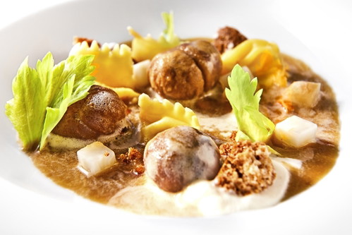 Maroni-Samtsüppchen mit Tortellini, Knollensellerie und Amaretti.