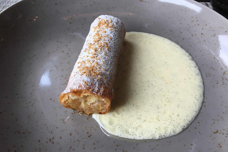 Auch die Pâtisserie arbeitet im »Veranda« auf höchstem Niveau. Dringende Empfehlung: »Apfelstrudel anders« mit Vanille, Tonkabohne und Rosmarinöl.