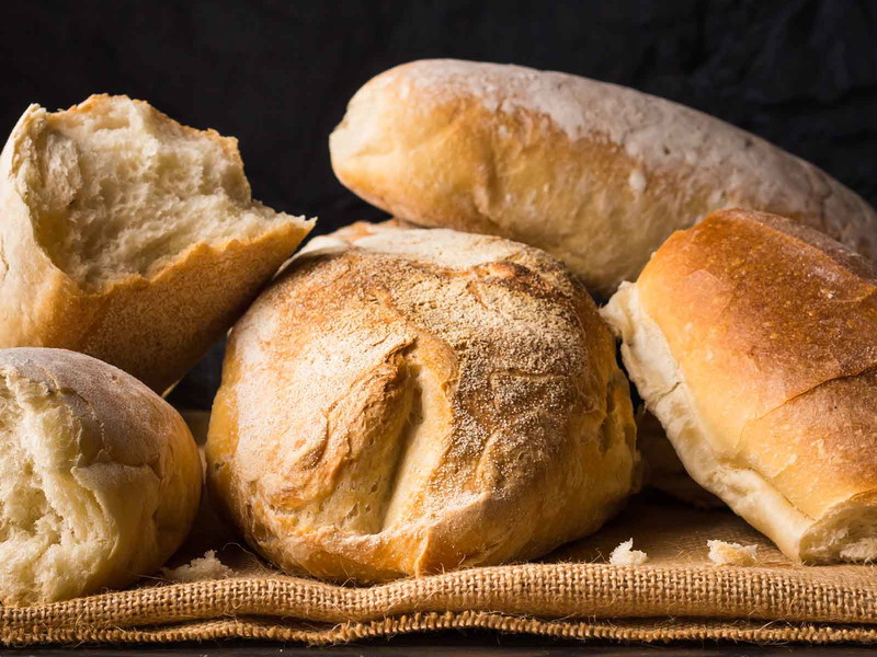 Der Brotbackautomat knetet den Teig, lässt ihn gehen und bäckt ihn schliesslich. Sogar Kuchen und Konfitüre lassen sich so herstellen.