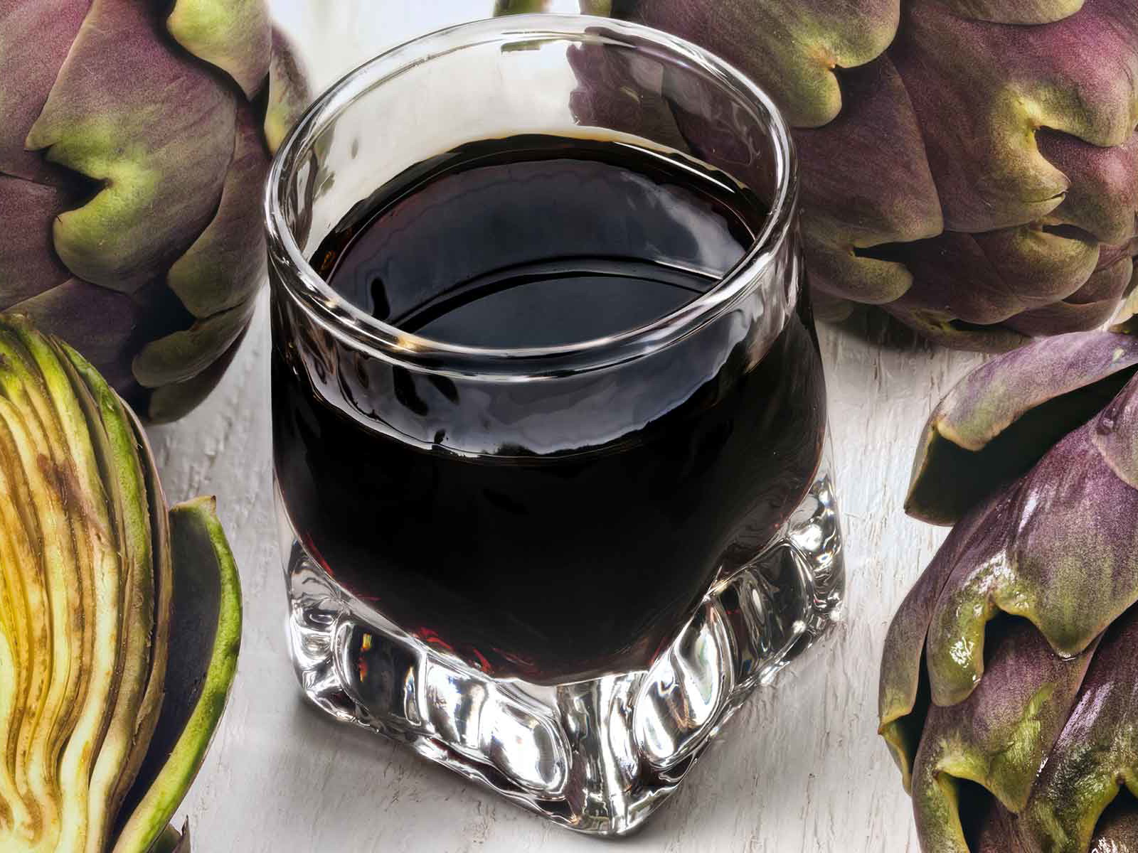 Seit über 60 Jahren setzt die Marke Cynar auf dieselbe erfolgreiche Rezeptur und den unverwechselbaren Artischocken-Kräuter- Geschmack.