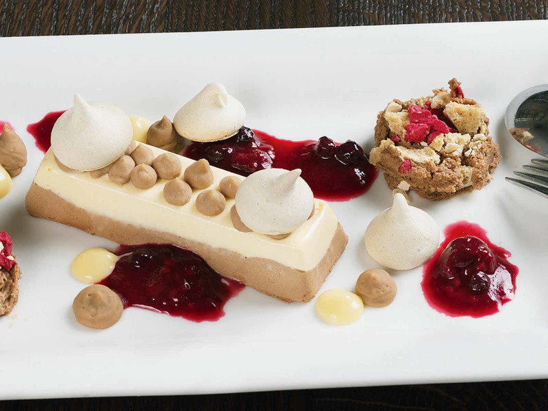 Gehobene Wirtshausküche im »Durchhaus«: Malakoff-Parfait mit Eierlikör und Waldbeeren.