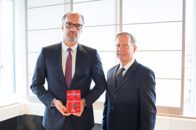Marco Göbel (l.), Direktor Michelin Suisse SA, und Michael Ellis, Internationaler Direktor Guide MICHELIN.