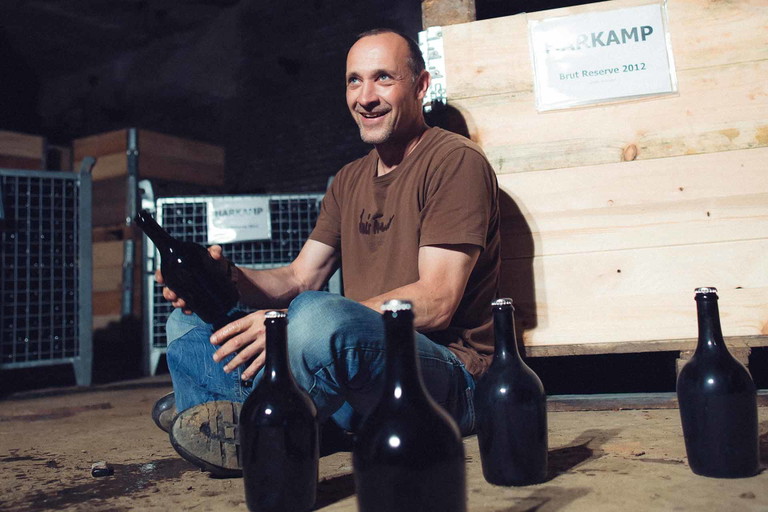 Der Steirer Hannes Harkamp erzeugt sprudelnden Muskateller-Sekt.