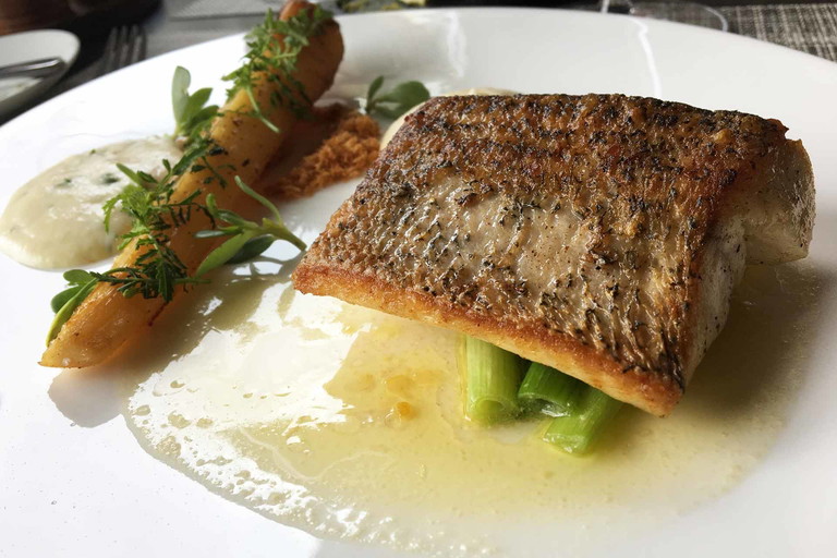 Ein Gedicht war der Neusiedlersee Hecht mit Pastinakenpüree, Jungzwiebel, Apfel und Salzzitrone. Um derart gute Fische zu bekommen, muss man im Einkauf alles richtig machen!