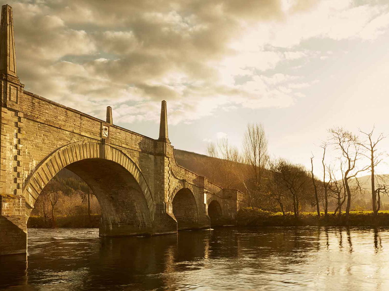 Die Wade’s Bridge kreuzt den River Tay in Aberfeldy: eine Hochburg der Whisky-Herstellung.