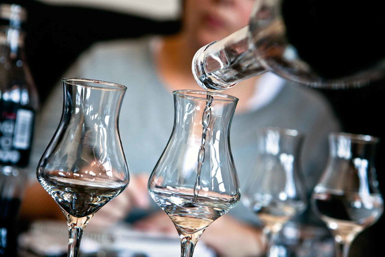 Drei bis sechs Kilo Trauben stecken in einem Liter Pisco Puro.