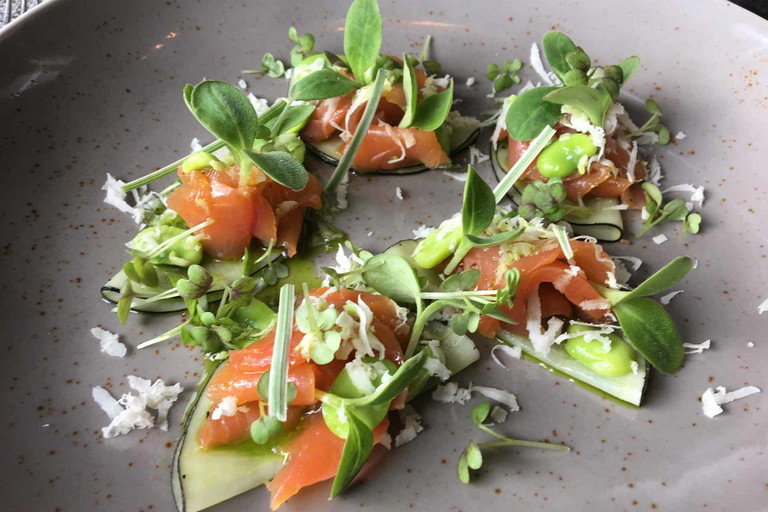 Bei Fisch und Meeresfrüchten arbeitet das »Veranda«-Team mit den Profis von Eishken-Estate zusammen. Hervorragend war die Qualität von »Austrian Sashimi« mit roh servierter Goldforelle auf recht kontrastierendem Rettich mit Saubohne, Kren und frischem Blattsalat.