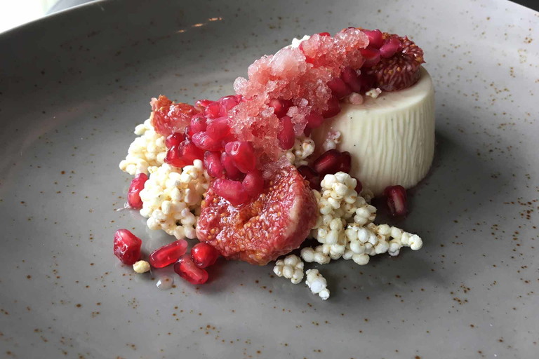 Nicht nur Augen- sondern auch Gaumenschmaus: Schafsmilch Panna cotta mit Feigen, Hirse und Granatapfel.