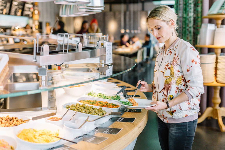 Im «tibits» geht's wirklich schnell: Einfach am Buffet nehmen, was gut aussieht, und an der Kasse nach Gewicht bezahlen.&nbsp;