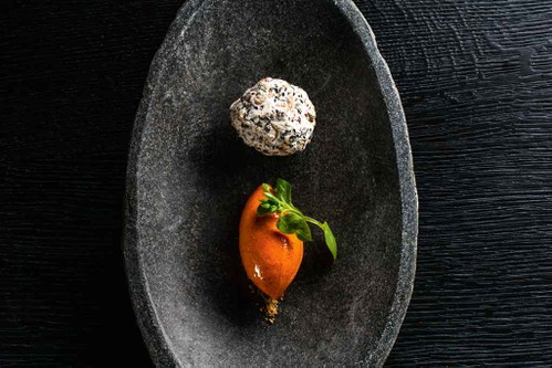 »Vogelfutter«: Vogelbeeren-sorbet mit einem Ball aus karamellisierten Kernen, Nüssen und Samen.