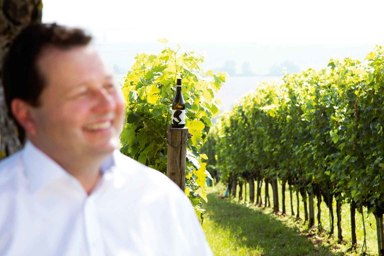 Walter Glatzer aus Göttlesbrunn freut sich über eine Palette von Weinen im neuen Outfit.