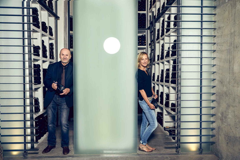 Weingut Horst Sauer&nbsp;- Horst Sauer und seine Tochter Sandra holen aus der Escherndorfer Lage »Lump« rauchig duftende, kraftvolle Silvaner, deren Geschmack den Muschelkalk-Boden widerspiegelt.