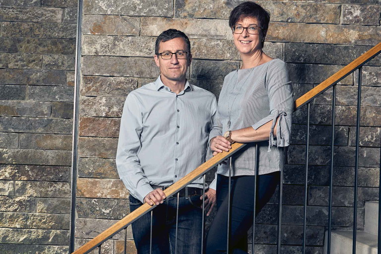 Weingut Reiss - Das Weingut von Martina und Christian Reiss besitzt Weinberge in Würzburgs Paradelage Stein – und nützt für einen ihrer Stein-Silvaner Tonamphoren aus Kreta für den Ausbau.
