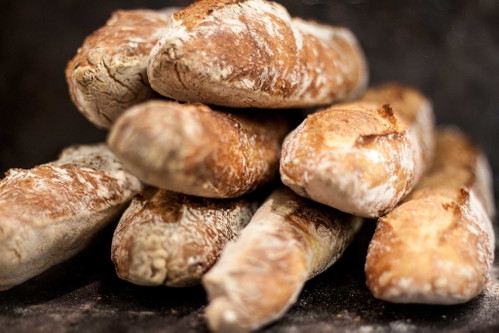 Baguette mit rustikaler Kruste