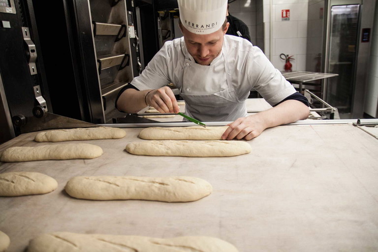 Durch das Einschneiden bekommt das Baguette eine kunstvolle Kruste.