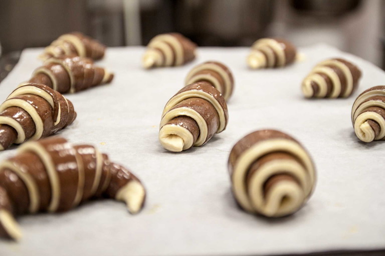 Schokoladen Croissants, bevor sie in den Ofen kommen.